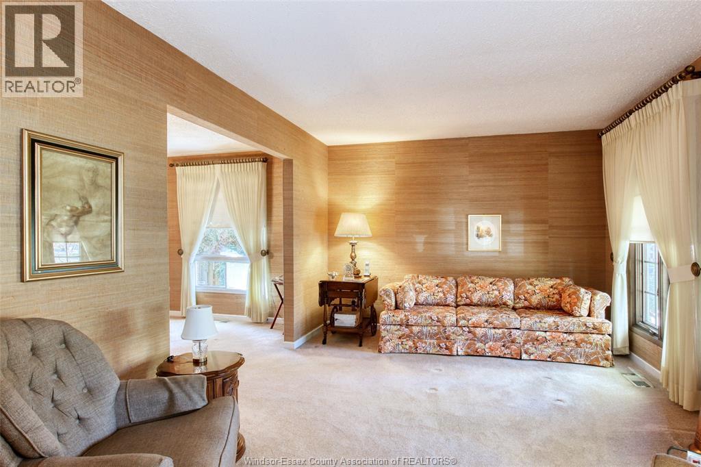 3398 Pineview, Windsor, ON - Indoor Photo Showing Living Room