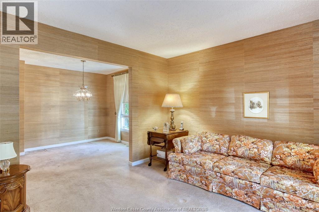 3398 Pineview, Windsor, ON - Indoor Photo Showing Living Room