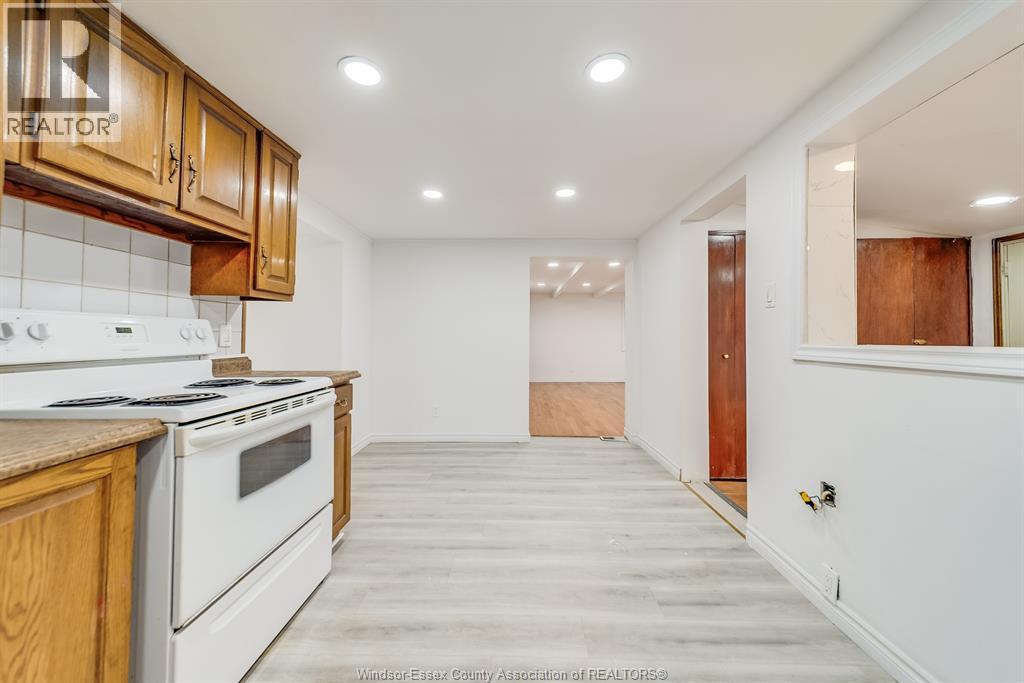 8057 Riverside Drive East, Windsor, ON - Indoor Photo Showing Kitchen