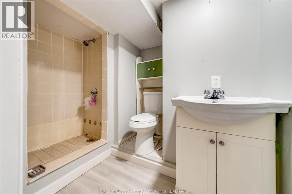 8057 Riverside Drive East, Windsor, ON - Indoor Photo Showing Bathroom