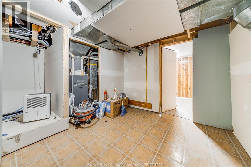 8057 Riverside Drive East, Windsor, ON - Indoor