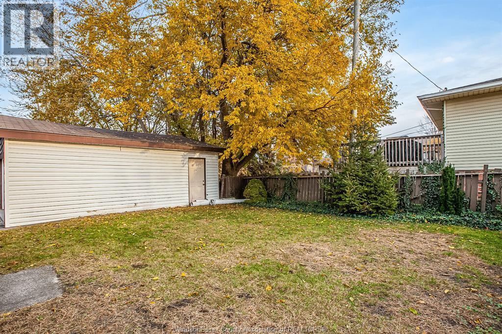 8057 Riverside Drive East, Windsor, ON - Outdoor