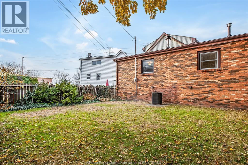 8057 Riverside Drive East, Windsor, ON - Outdoor