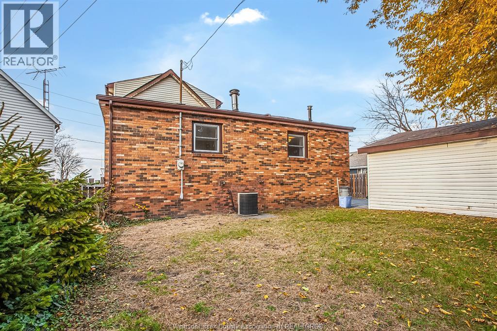 8057 Riverside Drive East, Windsor, ON - Outdoor