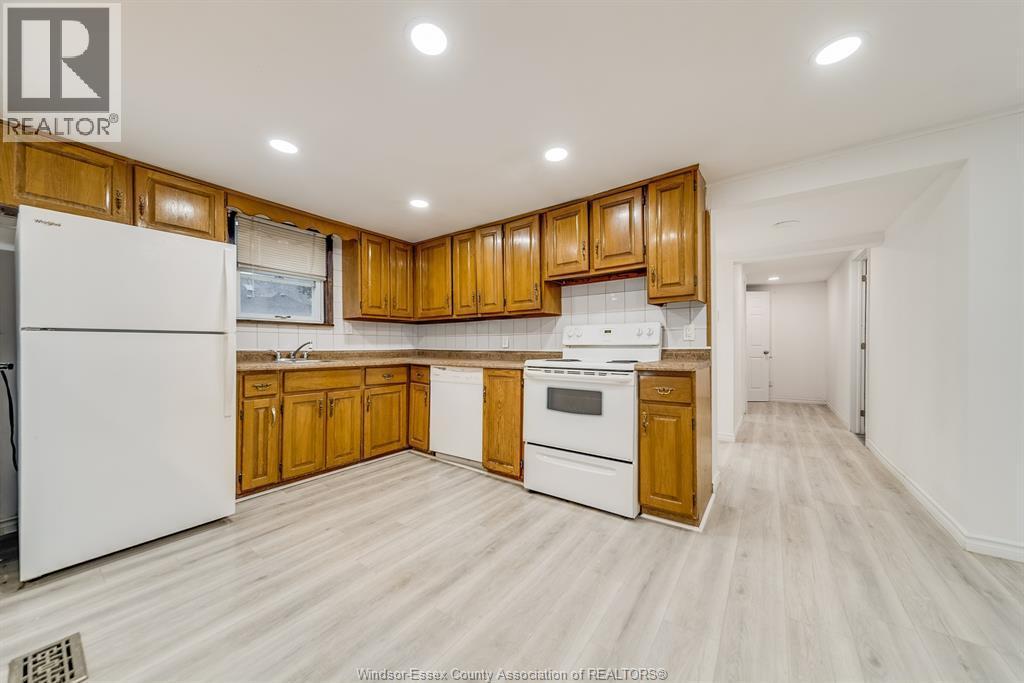 8057 Riverside Drive East, Windsor, ON - Indoor Photo Showing Kitchen