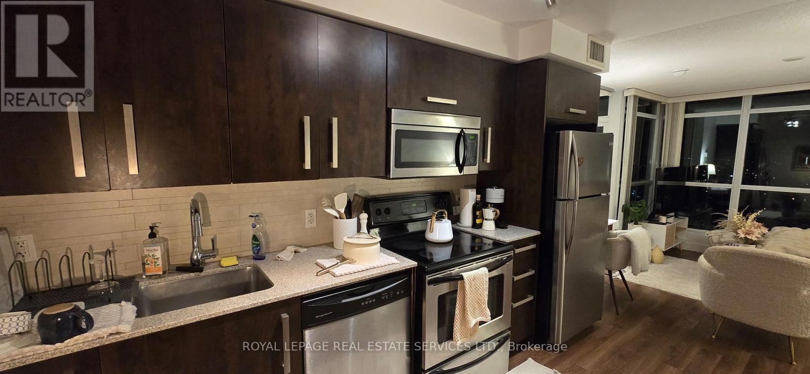 1706 - 1048 Broadview Avenue, Toronto, ON - Indoor Photo Showing Kitchen