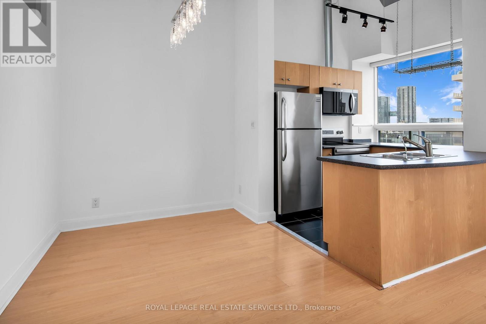 Ph13 - 700 King Street W, Toronto, ON - Indoor Photo Showing Other Room