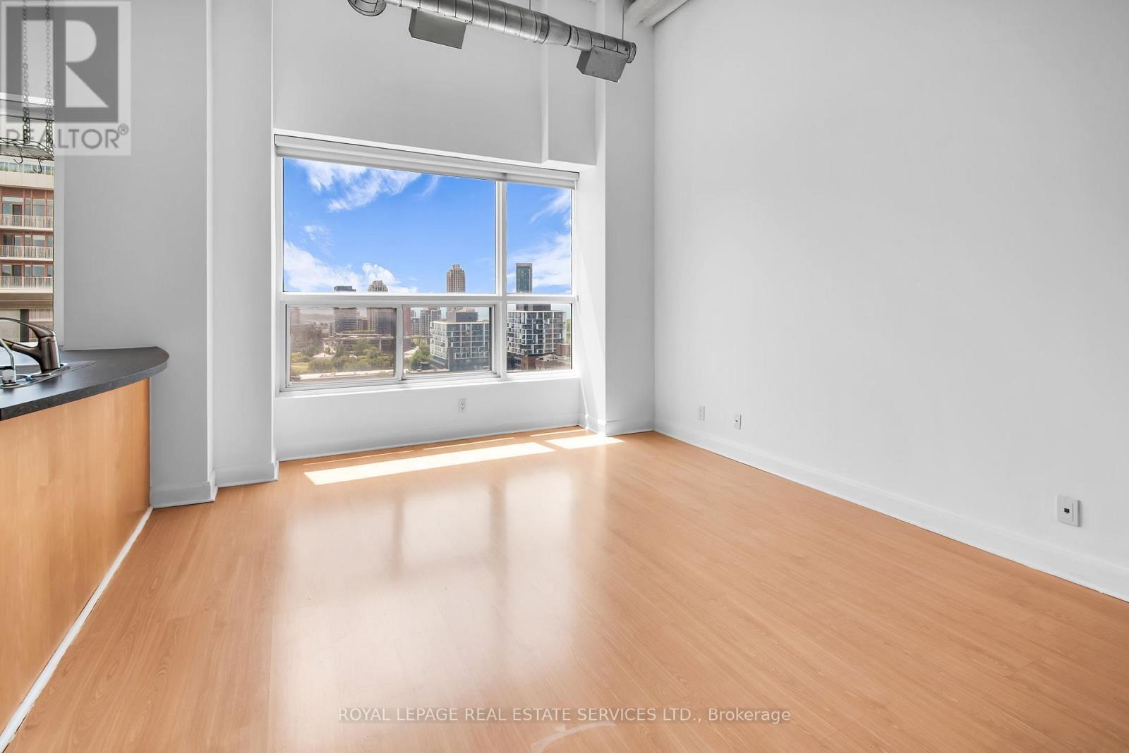 Ph13 - 700 King Street W, Toronto, ON - Indoor Photo Showing Other Room