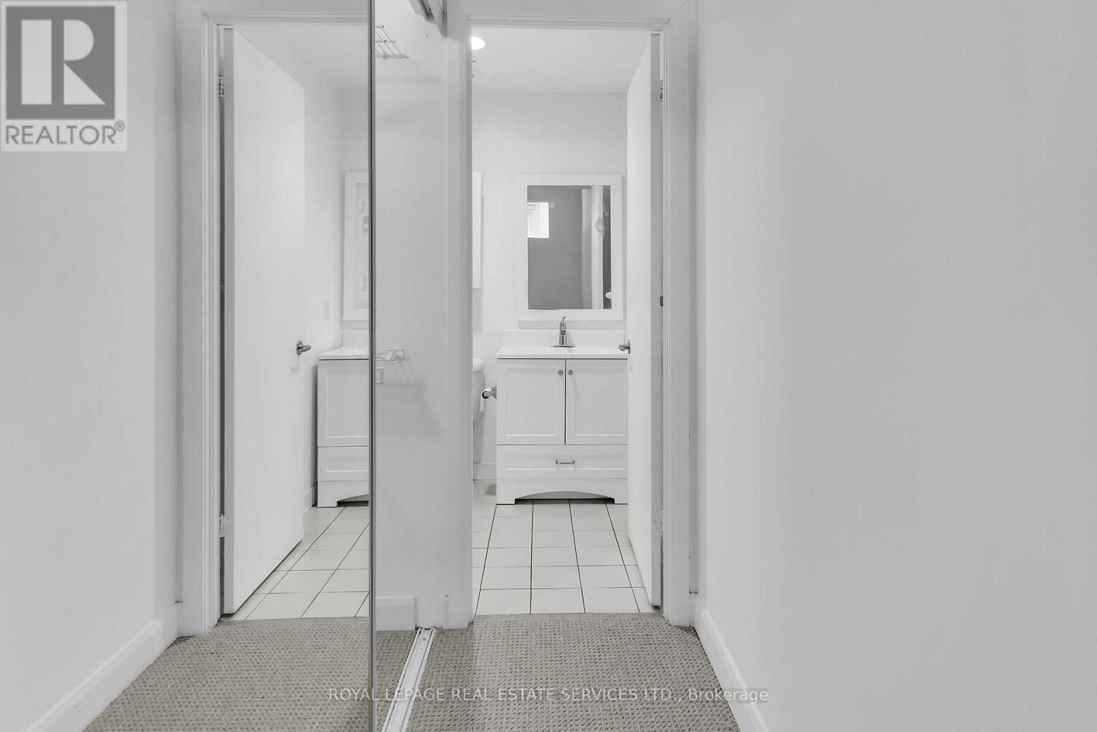 Ph13 - 700 King Street W, Toronto, ON - Indoor Photo Showing Other Room