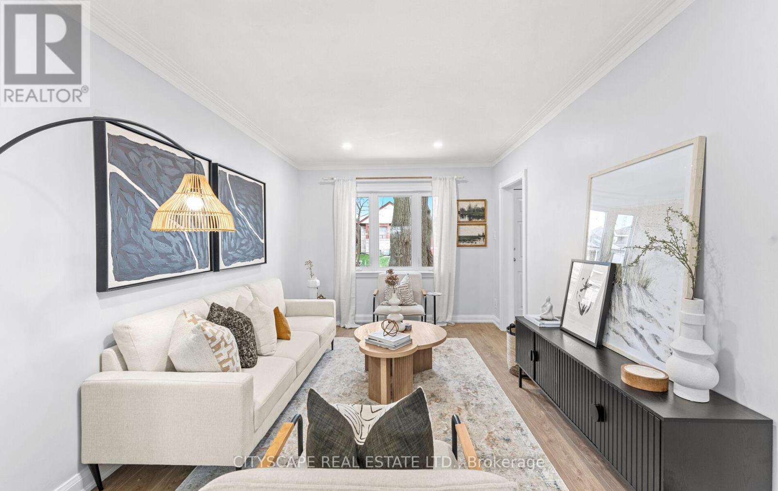4 Lapp Street, Toronto, ON - Indoor Photo Showing Living Room