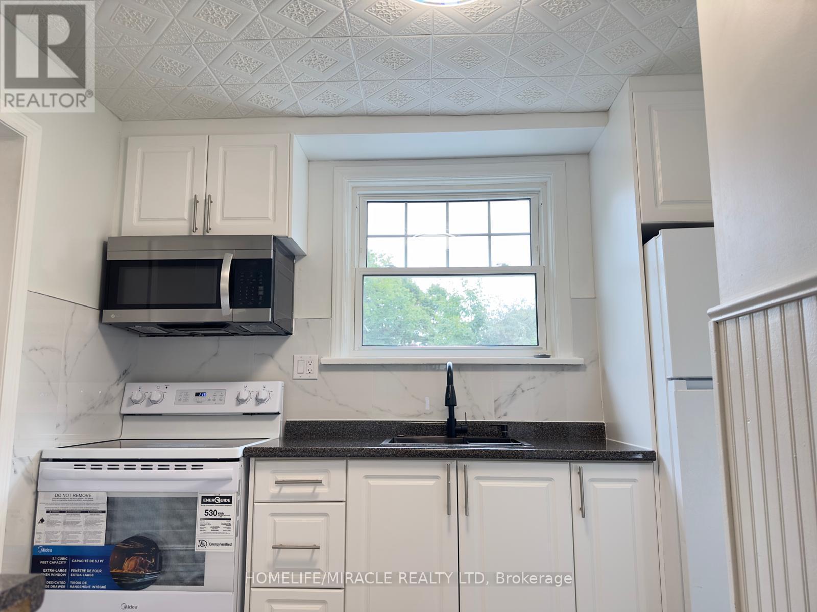 5672 Drummond Road, Niagara Falls, ON - Indoor Photo Showing Kitchen