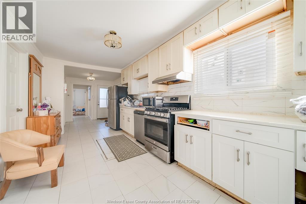 427 Bridge Avenue, Windsor, ON - Indoor Photo Showing Kitchen