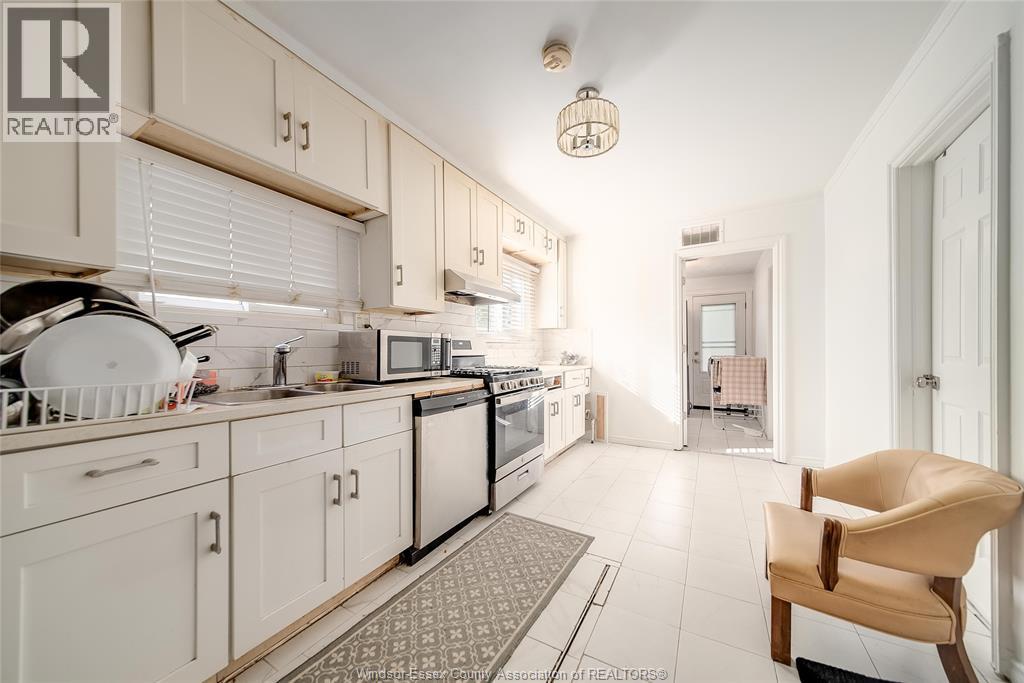 427 Bridge Avenue, Windsor, ON - Indoor Photo Showing Kitchen With Double Sink