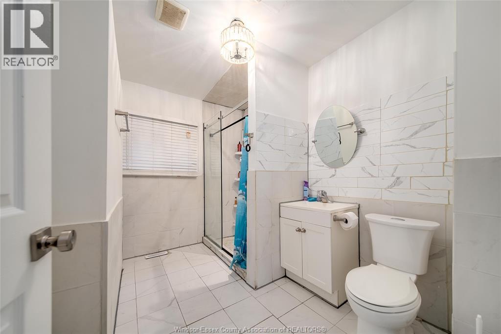 427 Bridge Avenue, Windsor, ON - Indoor Photo Showing Bathroom