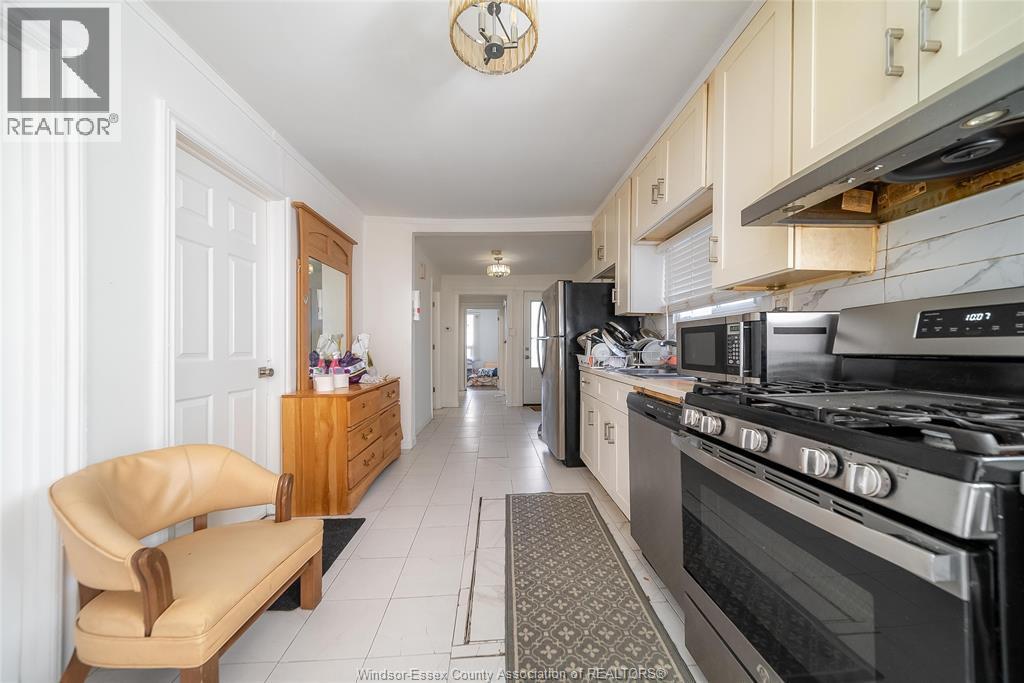 427 Bridge Avenue, Windsor, ON - Indoor Photo Showing Kitchen