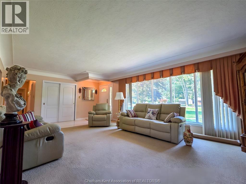 79 Lynnwood Avenue, Chatham, ON - Indoor Photo Showing Living Room