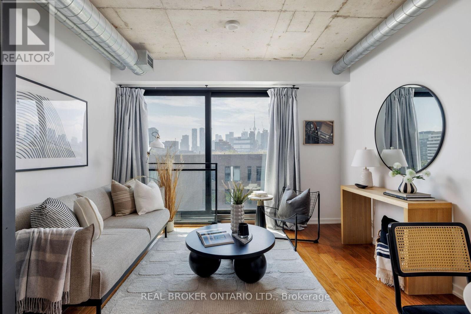 539 - 47 Lower River Street, Toronto, ON - Indoor Photo Showing Living Room