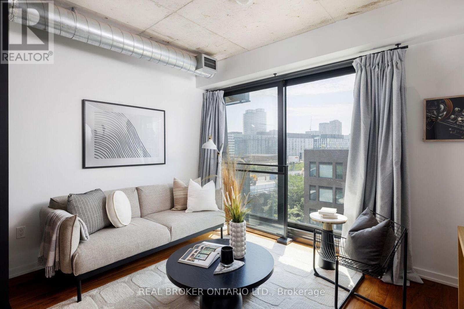 539 - 47 Lower River Street, Toronto, ON - Indoor Photo Showing Living Room