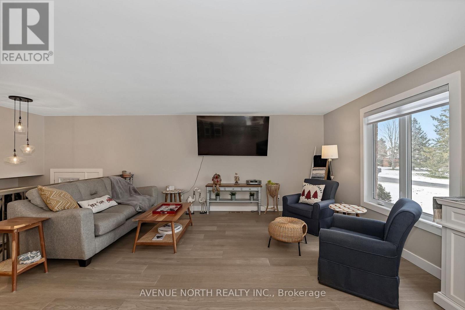 7028 Shadow Ridge Drive, Ottawa, ON - Indoor Photo Showing Living Room