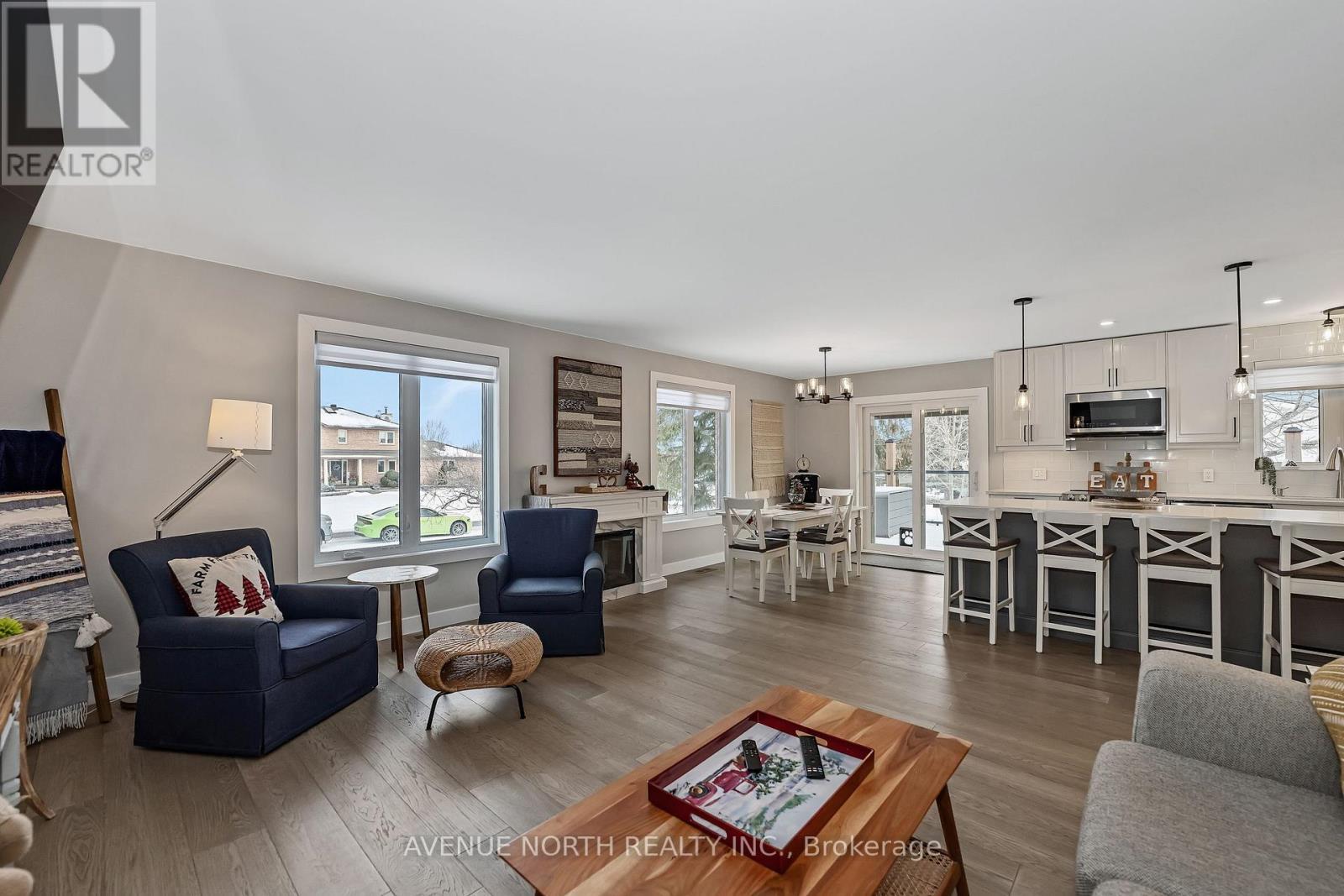 7028 Shadow Ridge Drive, Ottawa, ON - Indoor Photo Showing Living Room