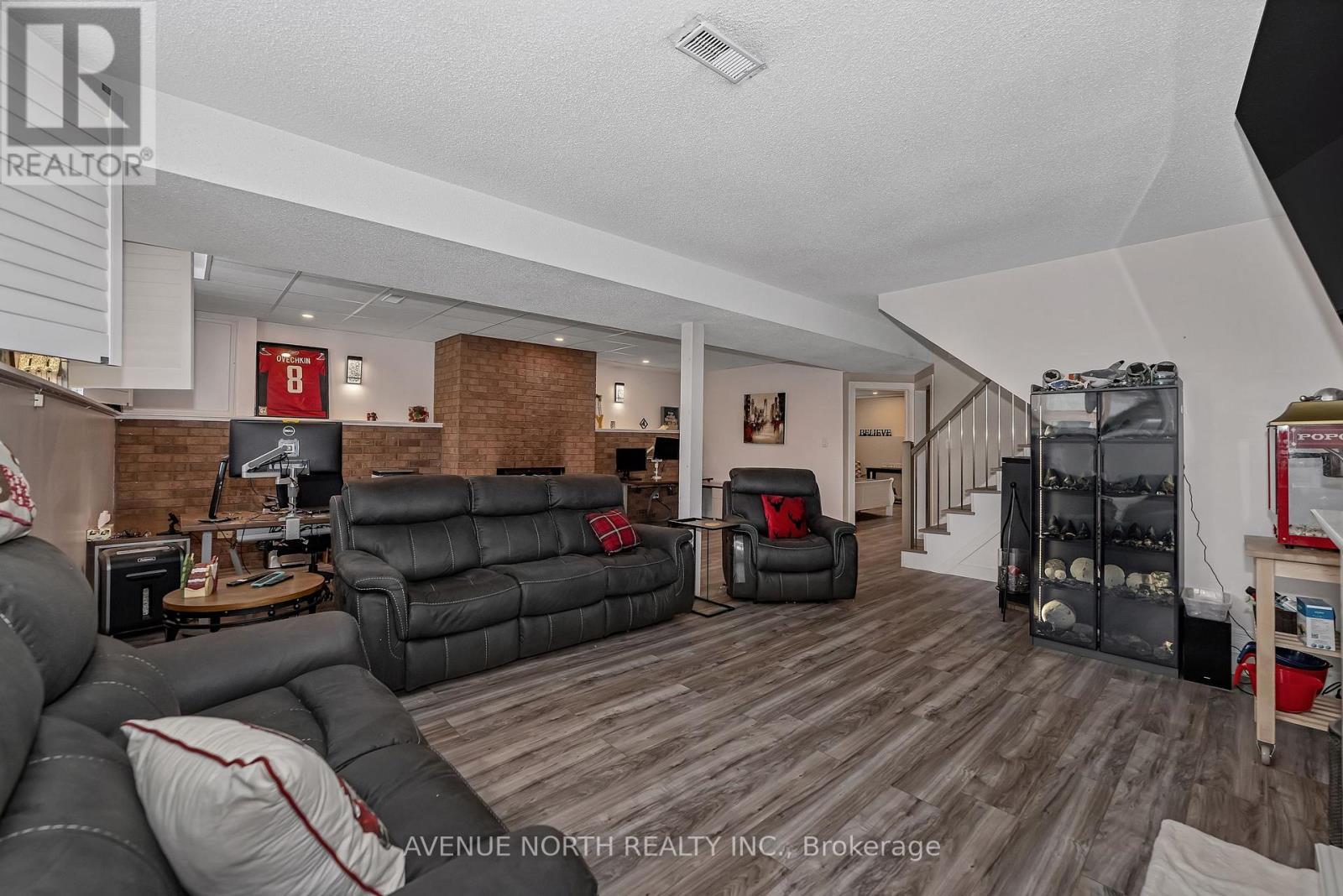 7028 Shadow Ridge Drive, Ottawa, ON - Indoor Photo Showing Living Room