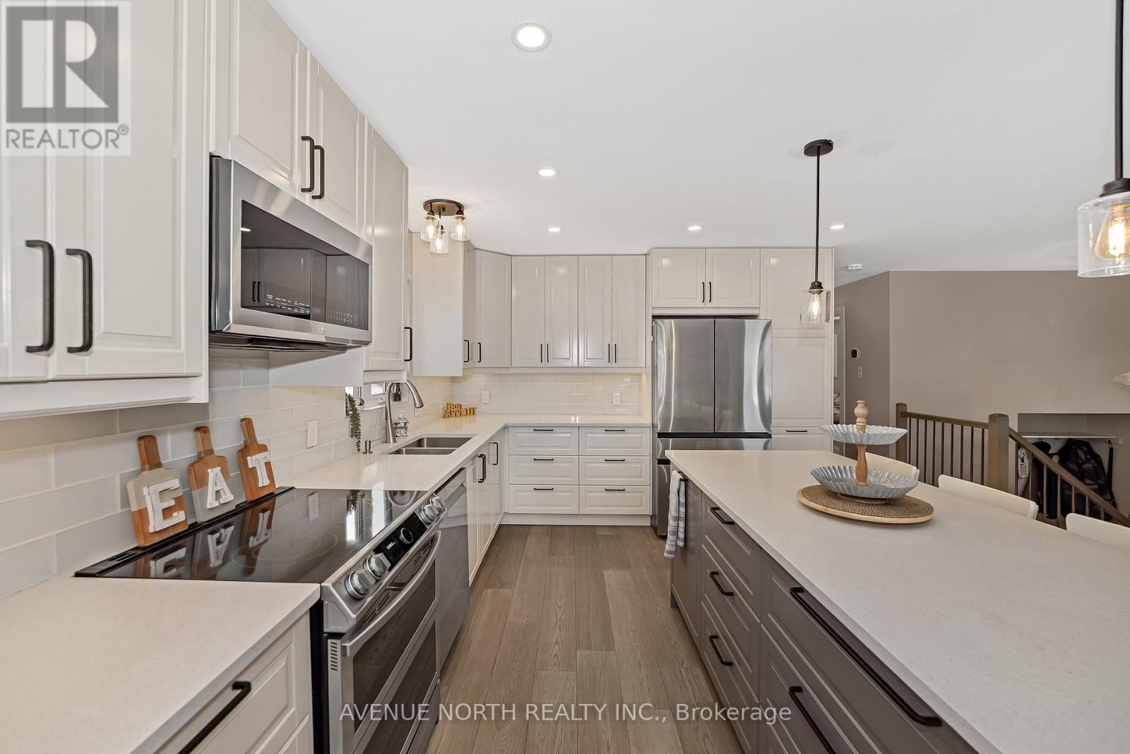 7028 Shadow Ridge Drive, Ottawa, ON - Indoor Photo Showing Kitchen With Stainless Steel Kitchen With Double Sink With Upgraded Kitchen