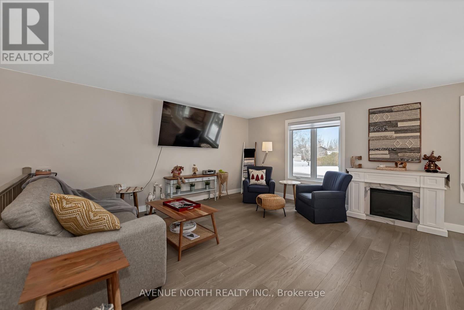 7028 Shadow Ridge Drive, Ottawa, ON - Indoor Photo Showing Living Room