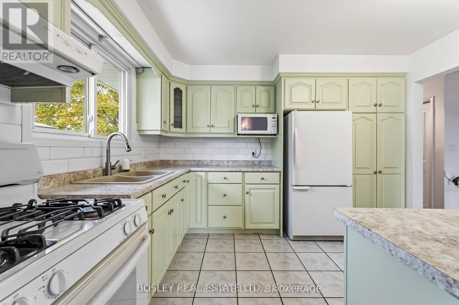 21 Jeanette Drive, St. Catharines (Vine/Linwell), ON - Indoor Photo Showing Kitchen With Double Sink