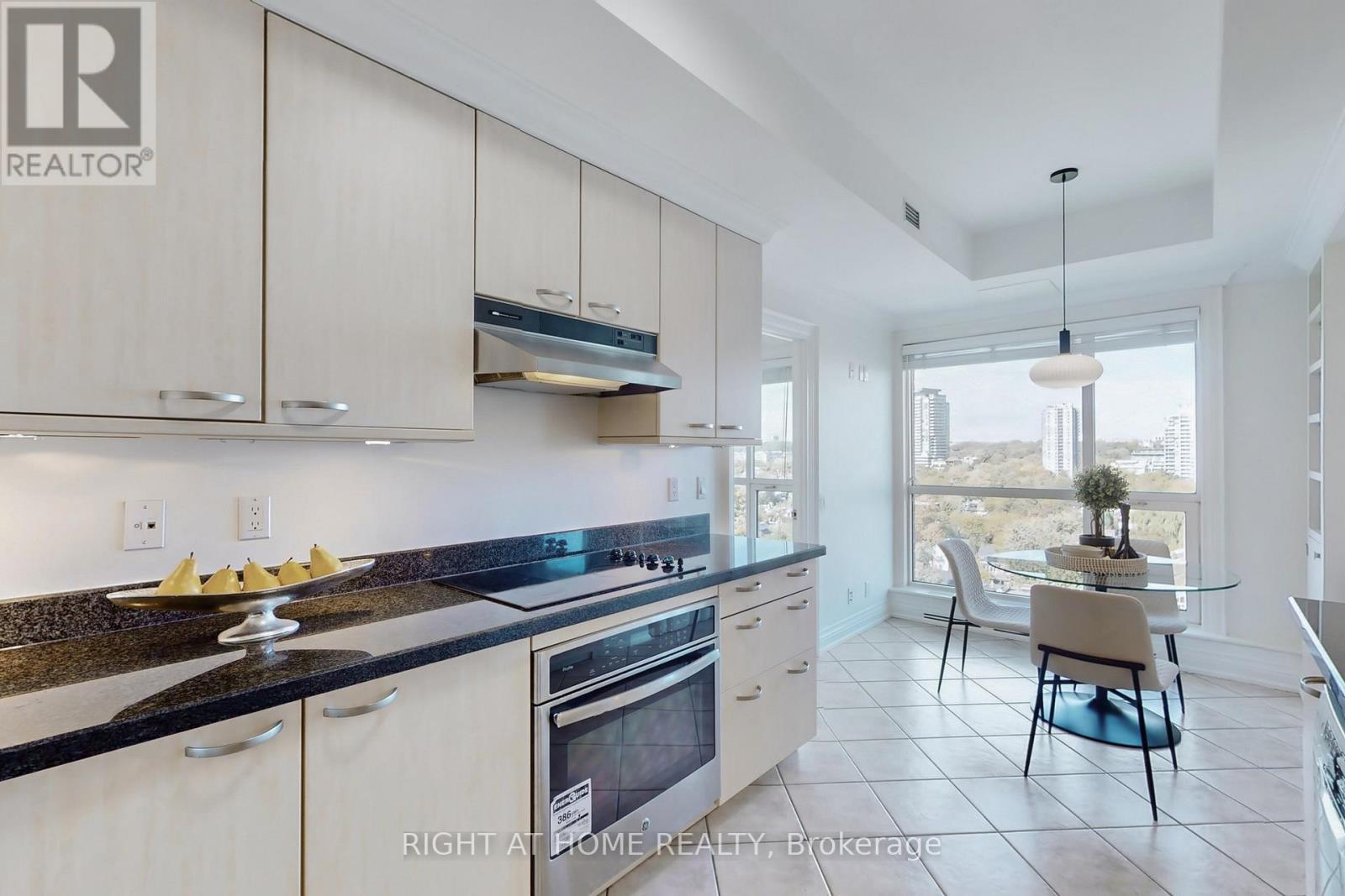 1201 - 38 Avenue Road, Toronto, ON - Indoor Photo Showing Kitchen With Upgraded Kitchen