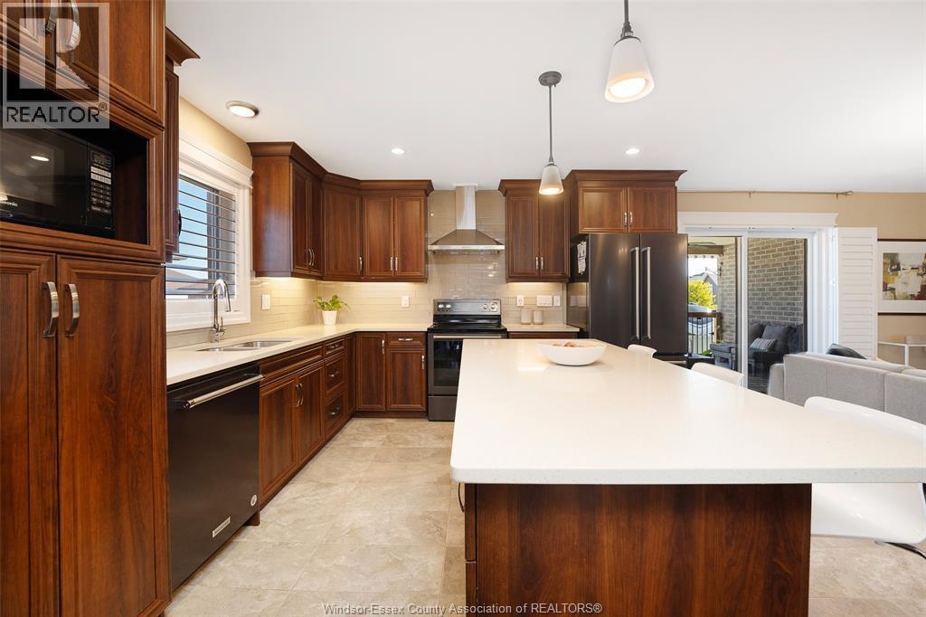 1345 Deer Run Trail, Lakeshore, ON - Indoor Photo Showing Kitchen With Upgraded Kitchen