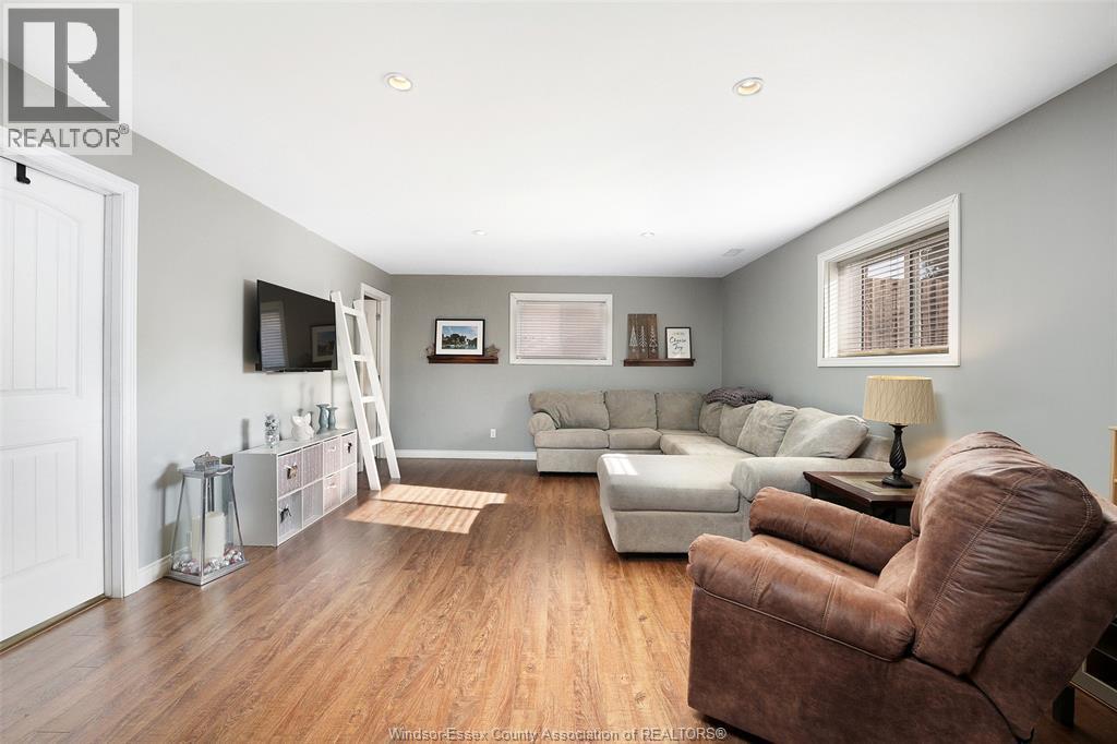 109 Goodburn Crt, Essex, ON - Indoor Photo Showing Living Room