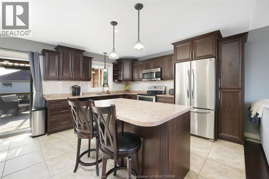 109 Goodburn Crt, Essex, ON - Indoor Photo Showing Kitchen With Upgraded Kitchen