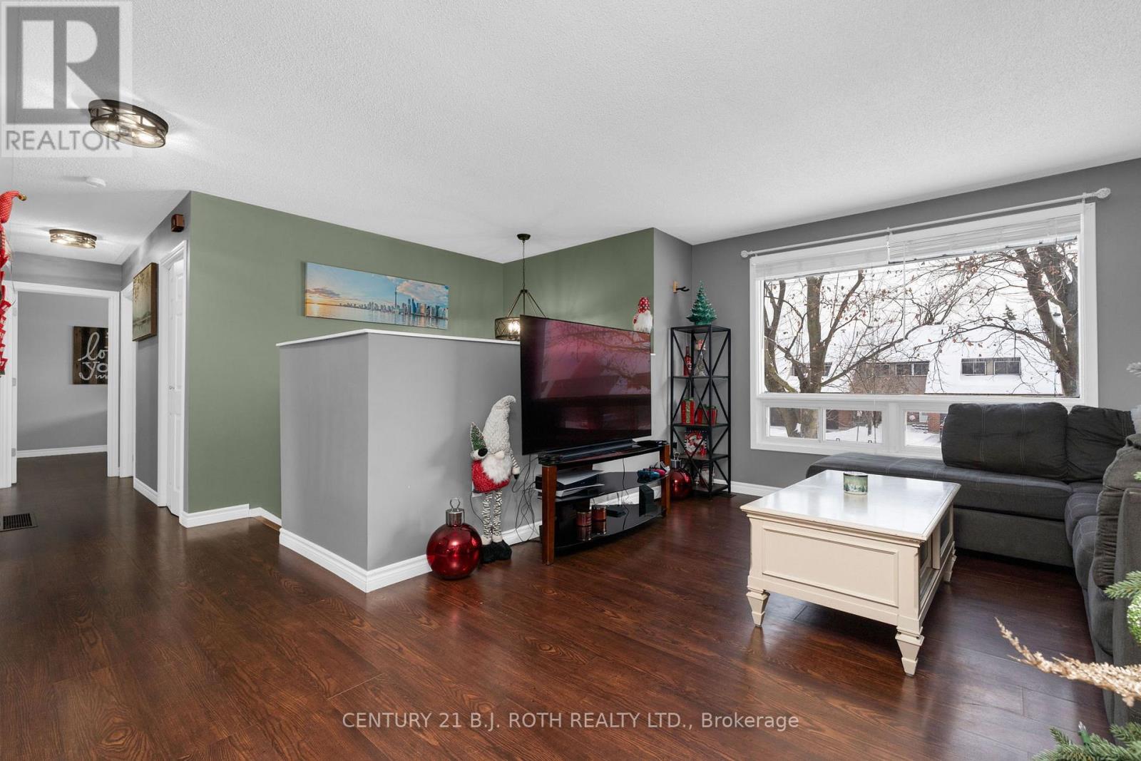 440 Barrie Road, Orillia, ON - Indoor Photo Showing Living Room