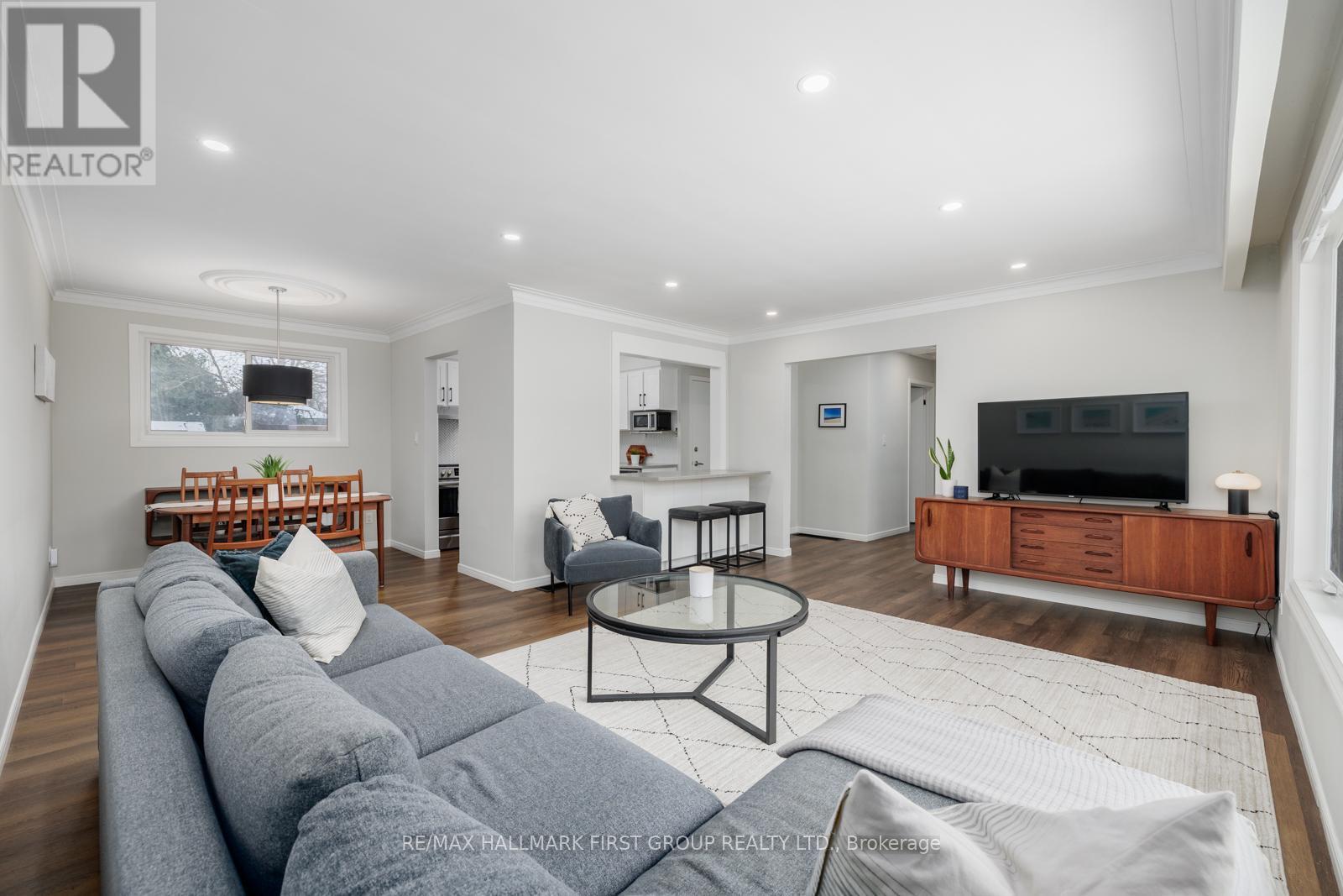 12 Lambs Lane, Clarington, ON - Indoor Photo Showing Living Room