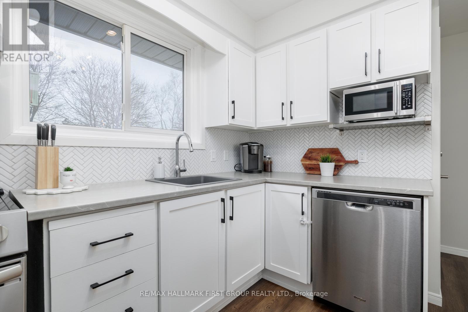 12 Lambs Lane, Clarington, ON - Indoor Photo Showing Kitchen