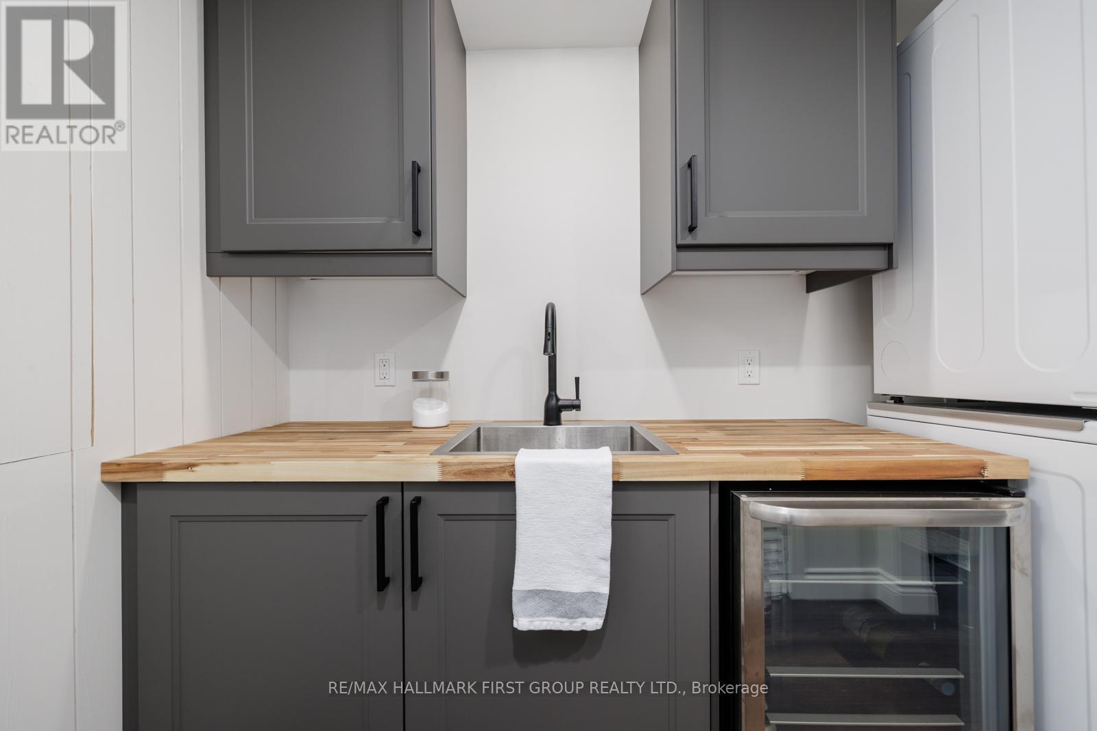 12 Lambs Lane, Clarington, ON - Photo Showing Kitchen