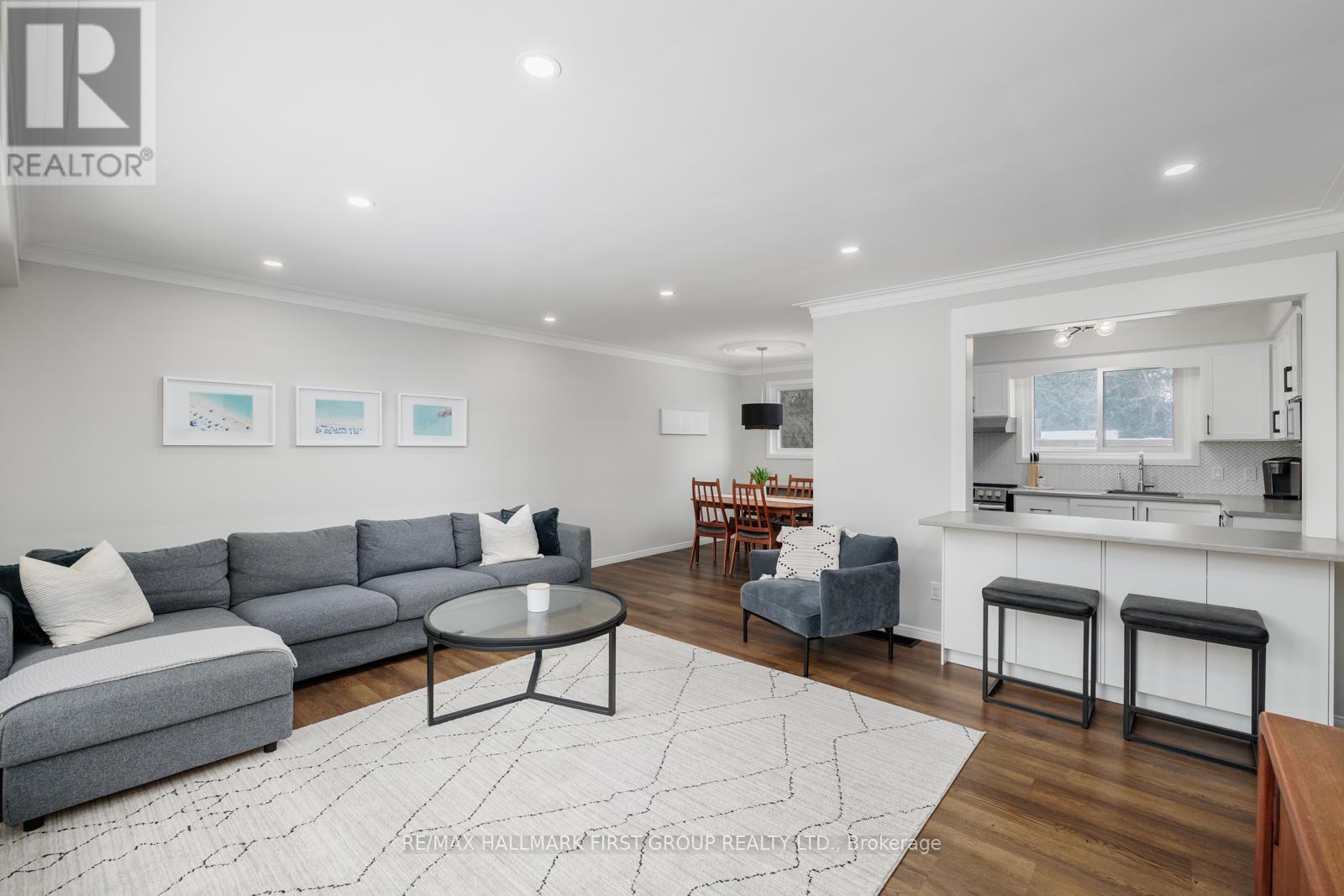 12 Lambs Lane, Clarington, ON - Indoor Photo Showing Living Room