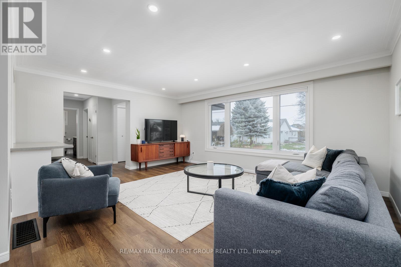 12 Lambs Lane, Clarington, ON - Indoor Photo Showing Living Room