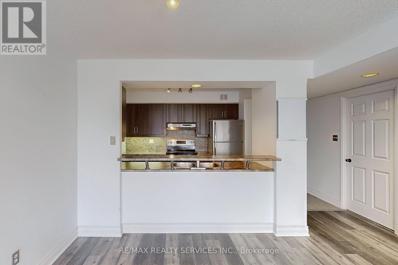 1003 - 50 Eglinton Avenue W, Mississauga, ON - Indoor Photo Showing Kitchen