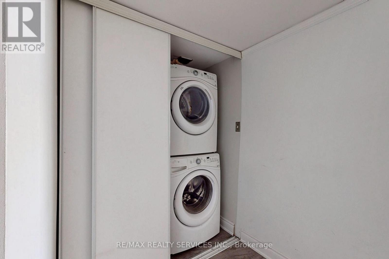 1003 - 50 Eglinton Avenue W, Mississauga, ON - Indoor Photo Showing Laundry Room