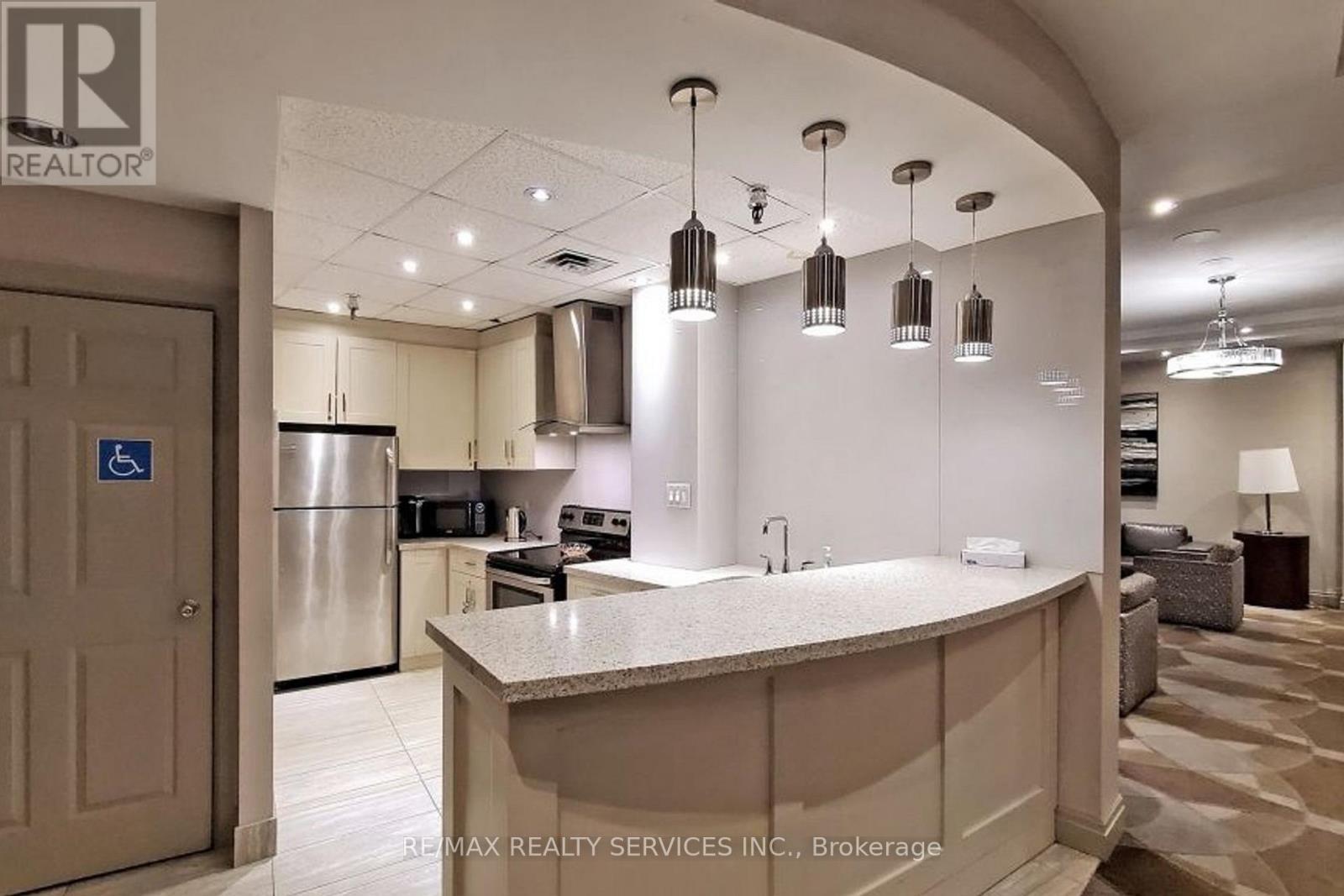 1003 - 50 Eglinton Avenue W, Mississauga, ON - Indoor Photo Showing Kitchen With Upgraded Kitchen