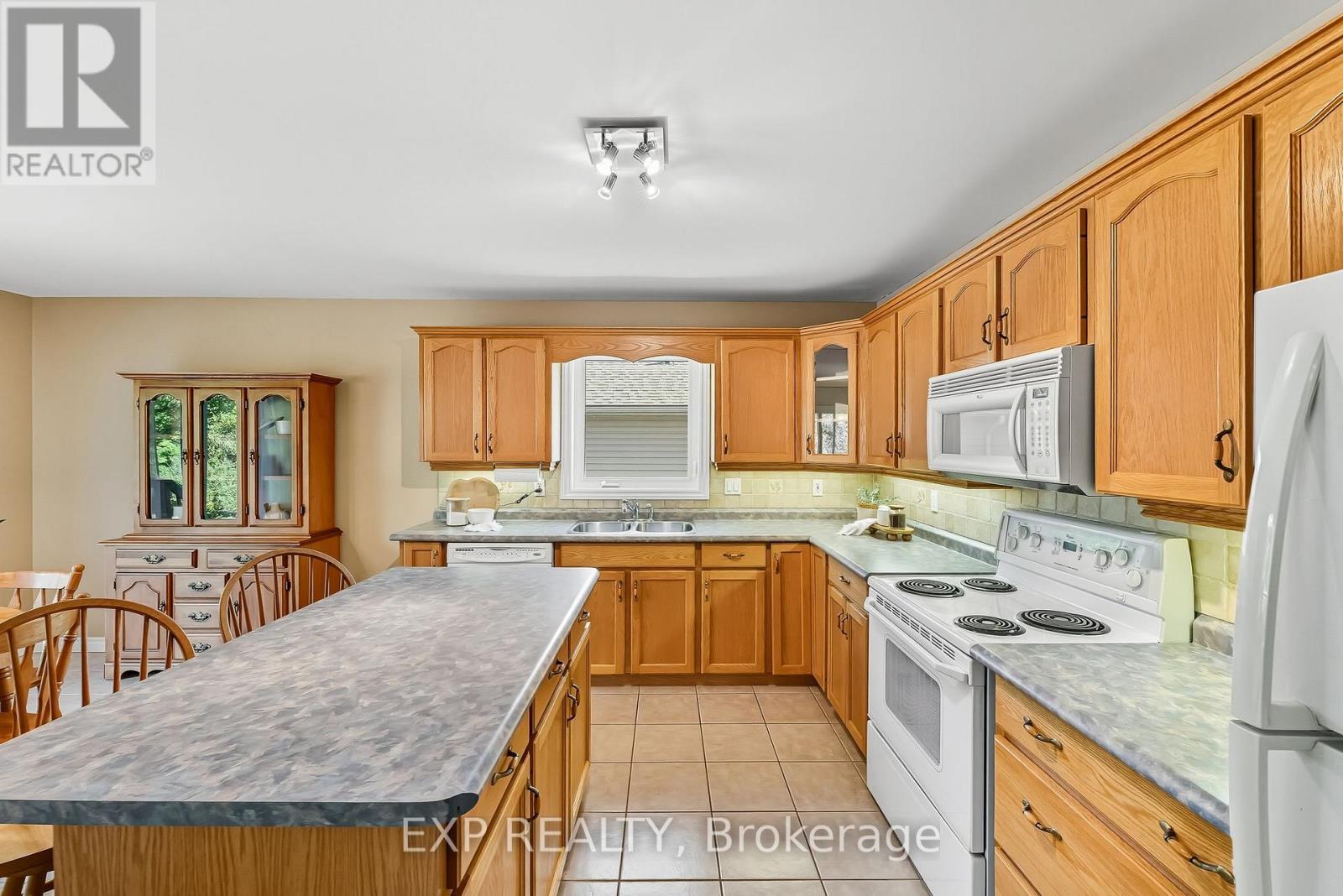 9 Lucas Court, Brighton, ON - Indoor Photo Showing Kitchen With Double Sink