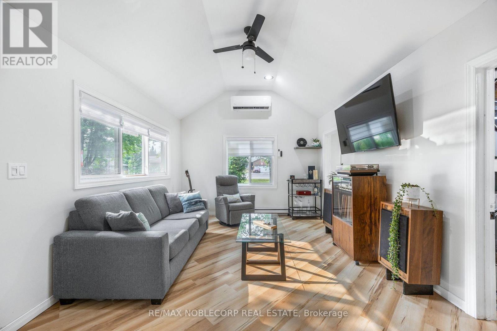 742 9Th Line, Innisfil, ON - Indoor Photo Showing Living Room