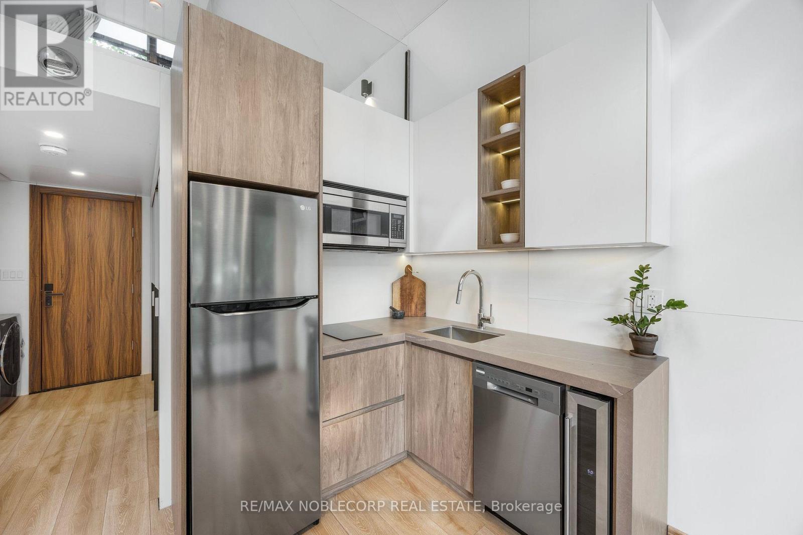 742 9Th Line, Innisfil, ON - Indoor Photo Showing Kitchen With Stainless Steel Kitchen