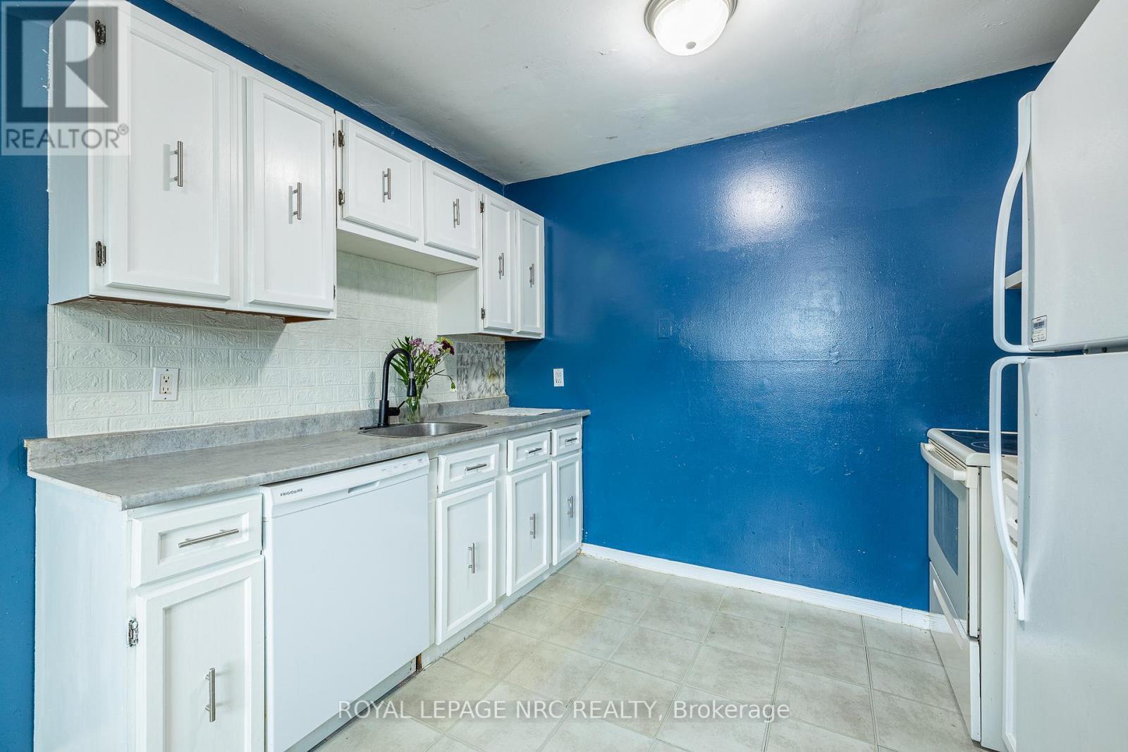 39 - 4215 Meadowvale Drive, Niagara Falls (Morrison), ON - Indoor Photo Showing Kitchen