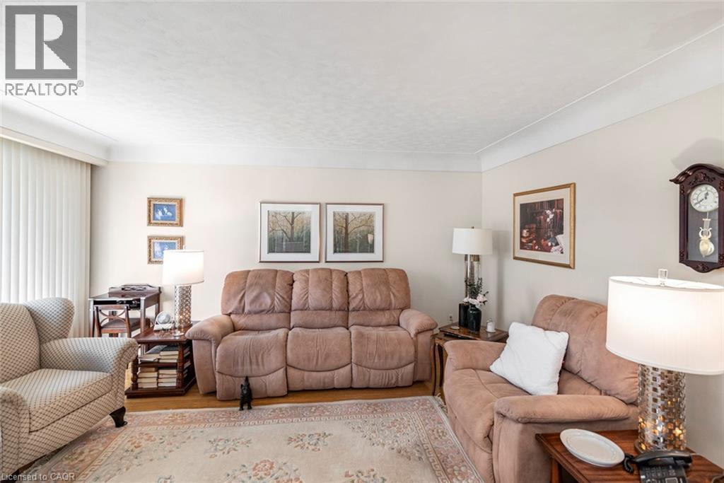 176 Walter Avenue S, Hamilton, ON - Indoor Photo Showing Living Room