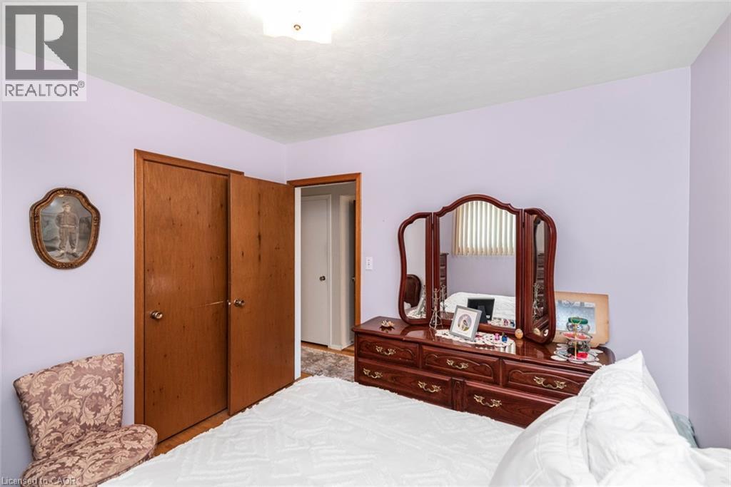 176 Walter Avenue S, Hamilton, ON - Indoor Photo Showing Bedroom