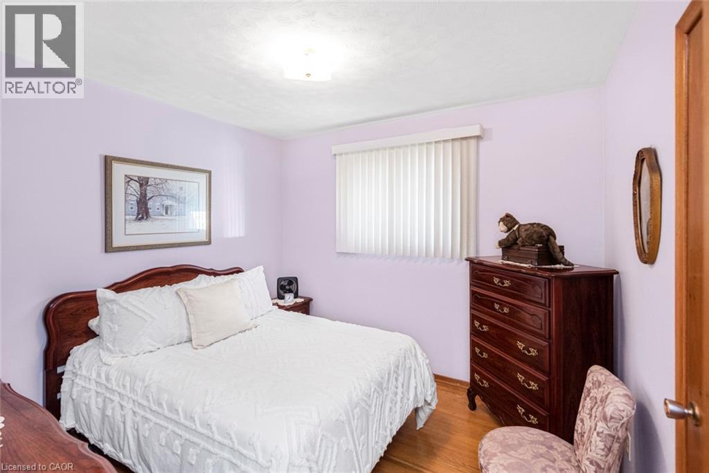 176 Walter Avenue S, Hamilton, ON - Indoor Photo Showing Bedroom