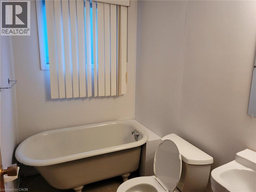 176 Walter Avenue S, Hamilton, ON - Indoor Photo Showing Bathroom