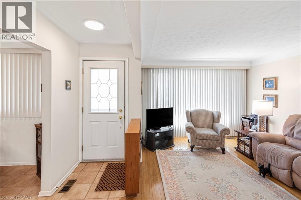 176 Walter Avenue S, Hamilton, ON - Indoor Photo Showing Living Room